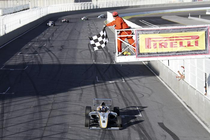 1_FIA_FORMULA_4_NACAM_TELETON_PUEBLA_AXEL_MATUS_RECIBE_LA_DE_CUADROS_ANTONIO_SANCHEZ_FLORES_IMG_1054.jpg