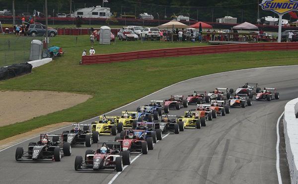 Arrancada de los USF 2000 en Mid-Ohio.jpg