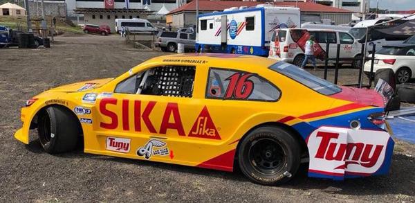 Dragón González_nascar.jpg