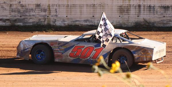 4.- 3 Novatos V8.jpg