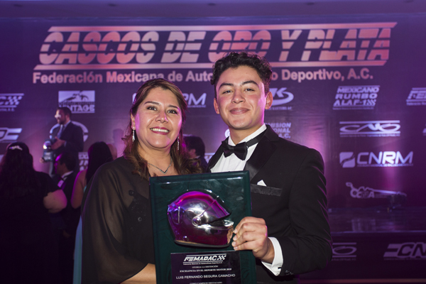 CASCOS DE ORO Y PLATA FEMADAC Y EXCELENCIA EN EL DEPORTE 2018 LUIS FERNANDO SEGURA CAMPEON TELMEX STOCK CHALLENGE FOTO A S F IMG_8223.jpg